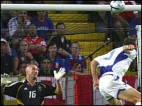 यूनान के एंजलौस कैरिस्टिस (दाएँ)