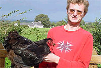 Russell gydag un o'i ieir Cochin