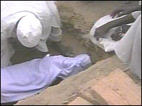 کودک دفن می شود