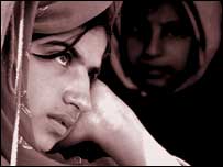 زلزلہ کہانیاں: ’شرم کے مارے سو نہیں سکتی۔۔۔‘