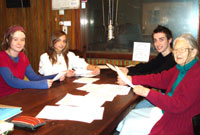 Dorothy, Daniela Evrard, Guillermo Thomas  a Tegai Roberts yn y stiwdio