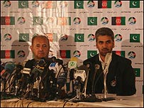 اسماعیل یون، منشی جرگه امن منطقه ای در یک کنفرانس خبری مشترک که همراه با رستم شاه مهمند، منشی پاکستانی این جرگه