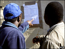 Người Zimbabwe xem kết quả bầu cử được đăng bên ngoài phòng phiếu ở Harare