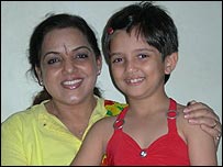 एहसास चन्ना अपनी माँ के साथ