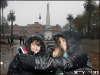 Meninas brincam na neve em Buenos Aires