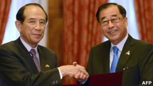 台湾亚东关系协会会长廖了以（右）与日本交流协会会长大桥光夫