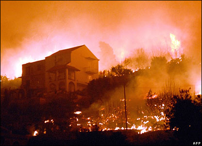 Thành phố Dubrovnik của Croatia đang bị cháy.