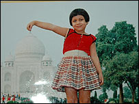 एक मृत बच्ची, मैत्री