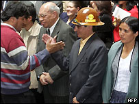 Evo Morales (esq.), cumprimenta seus novos ministros