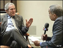 جورج بوش درحال مصاحبه با وان ويليامز از راديو ان پی آر - عکس از آرشيو