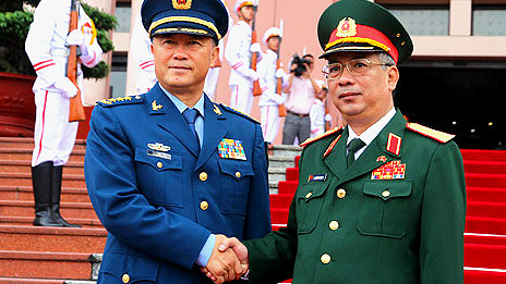 Tướng Nguyễn Chí Vịnh đón Tướng Mã Hiểu Thiên tại trụ sở Bộ Quốc phòng (Ảnh: VnExpress)