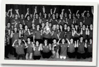 Clwb Caerwedros yn dathlu ar ôl ennill Steddfod CFFI Ceredigion