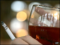 فردی در حال شراب خوردن