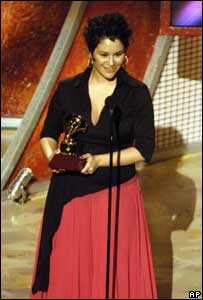 Maria Rita após receber um dos Grammys latinos