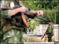 Soldados russos tomam conta de posto de checagem em Gori, na Geórgia