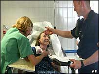 Mulher é atendida em hospital de Paris