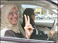 فعالان حقوق زنان از تصميم پارلمان در مورد حق رای زنان استقبال کردند