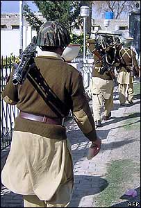 سربازان پاکستانی در حال گشت زنی در ميرانشاه