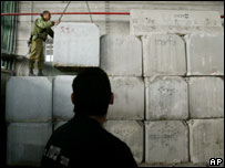 Soldados usam blocos de concreto para fortificar posto de controle de Karni