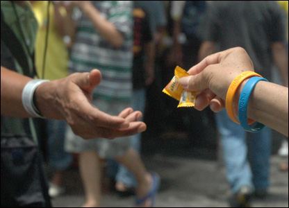 Phân phát thức ăn miễn phí