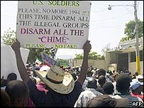 Pessoa carrega cartaz contra oc "Chimères"