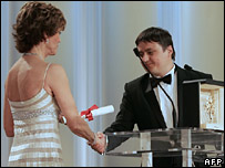 क्रिस्टियन मुंजियू  को पुरस्कार देती जेन फ़ोंडा