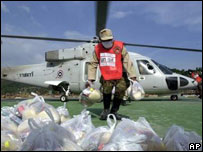 Voluntário retira suprimentos de helicóptero em Phi Phi