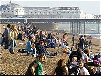 लंदन में विभिन्न पृष्ठभूमि और संस्कृति वाले लोग रहते हैं