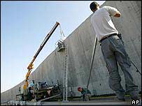 İsrail'in inşa ettiği duvar