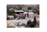 Edrych i lawr tuag at adeilad Goleg Camwy, de uchaf, gyda Ty Camwy ar y chwith