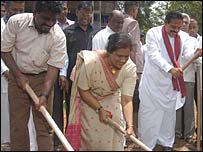 president Kumaratunga (C), PM Rajapakse (R) and former JVP minister Anura Dissanayake