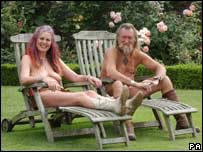 O casal Ian e Barbara Pollard, nus em seu jardim