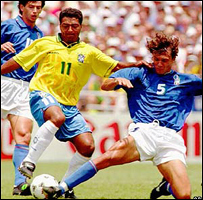 Romário tenta escapar de marcadores italianos na final