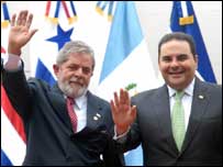 Os presidentes Luiz Inácio Lula da Silva e Elias Antonio Saca, de El Salvador, posam para a foto oficial da 3ª Cúpula de Chefes de Estado e de Governo do Brasil e dos Países do Sistema para a Integração Centro-Americana Foto: Antonio Cruz/ABr 