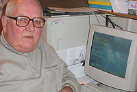 Twm Moore wrth ei gyfrifiadur