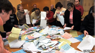 Виборча комісія рахує бюлетені 