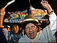 Indígenas comemoram a vitória de Evo Morales em La Paz