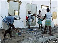 सूनामी से मची तबाही का एक मंज़र