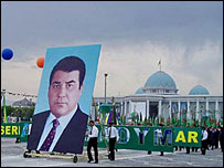 Aşkabat'ta Niyazov posteri taşıyanlar
