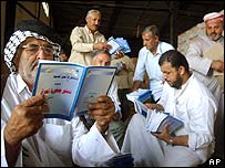 Người dân Iraq xem bản tân hiến pháp