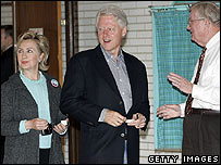 Vợ chồng cựu Tổng thống Clinton đi bầu cử