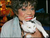 A atriz Eartha Kitt com um gato