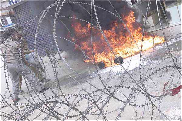 धमाके से लगी आग बुझाने की कोशिश