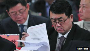 Ông Vương Lập Quân (phải)