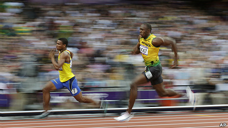 Álex Quiñónez y Usain Bolt 