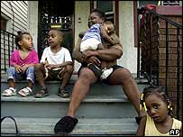 A eletricidade está voltando gradualmente a cidades como Detroit