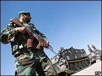 سرباز افغان در کنار زندان پلچرخی