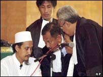 Imam Samudra (esq) durante seu julgamento