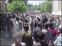 تجمع دانشجويان در برابر درهای بسته دانشگاه کابل