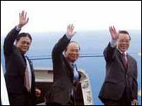 Ông Đoàn Mạnh Giao (ngoài cùng, tay trái)